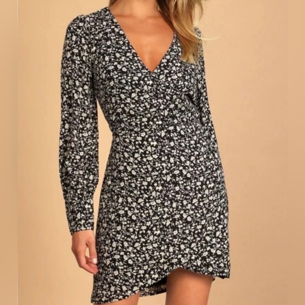 Lulus Black and White floral Faux Wrap Mini Dress Size S Chiffon Long Sleeve